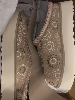 UGG Tazz Sun Stitch size 11